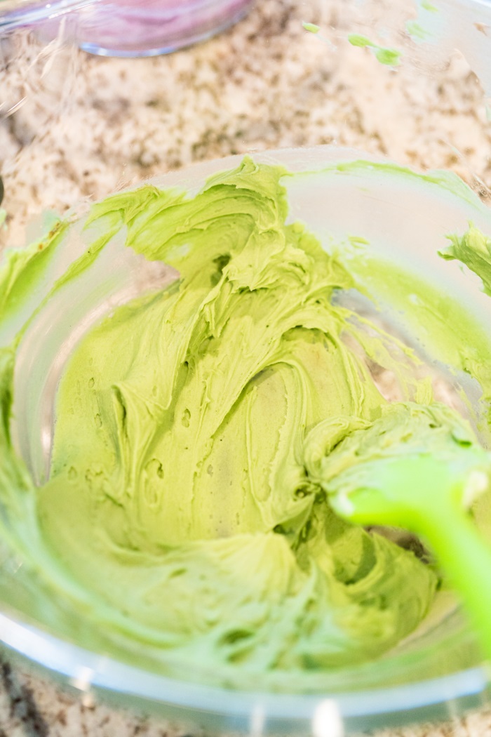 add green food coloring to buttercream frosting