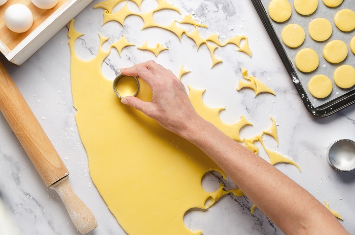 Cut into small circles, about 4 to 5 cm in diameter.