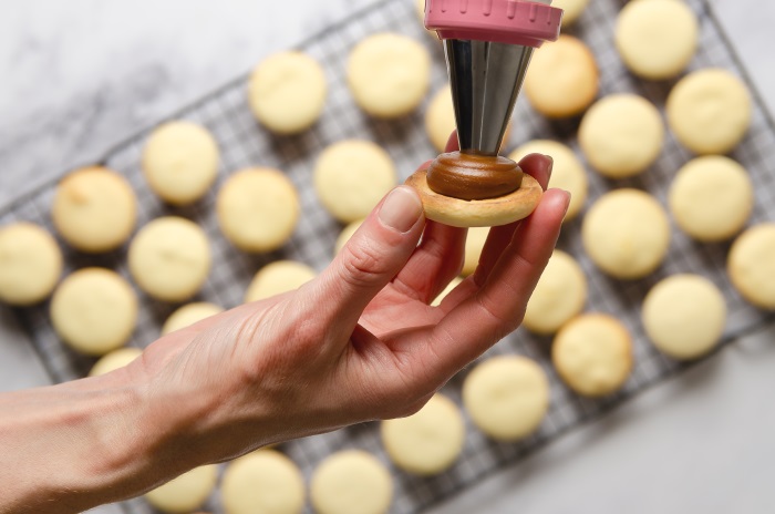 Spread a thick layer of dulce de leche on one cookie to make a sandwich