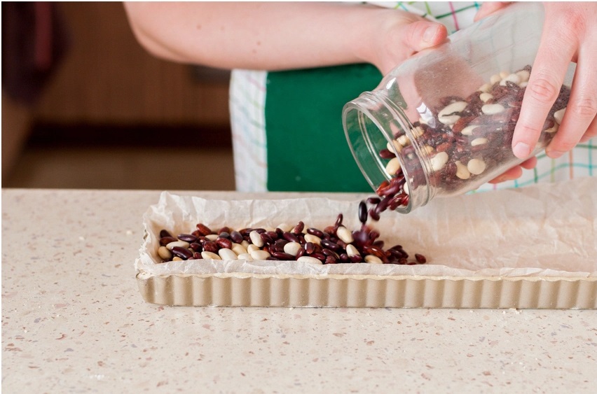 fill it with baking beans or uncooked rice
