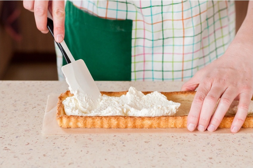 fill the cooled pastry shell with lemon curd and spread it evenly