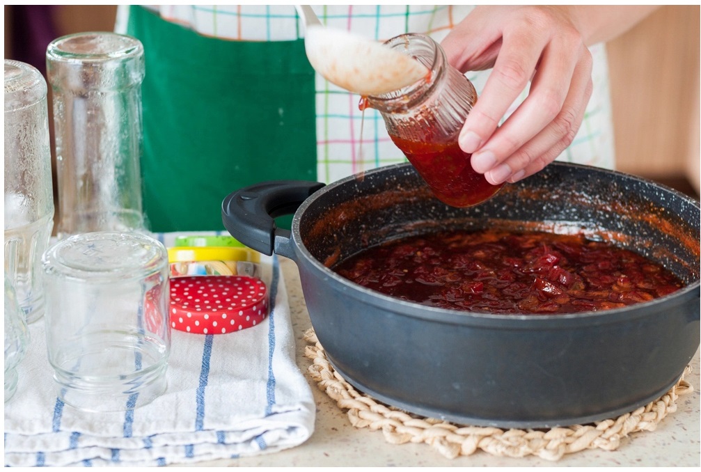 transfer the cooled tomato jam into clean jars